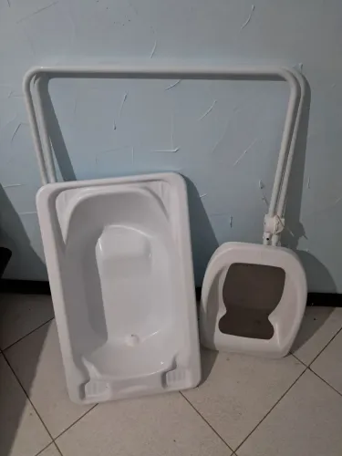 Banheira para bebê completa com pés.