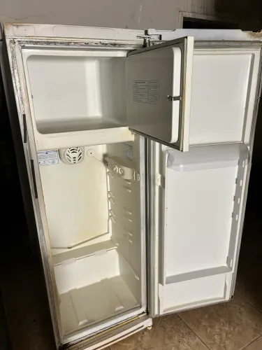 Geladeira somente para retirada de peças, reforma ou para outros fins.