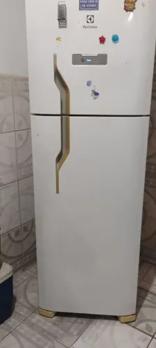 Vendendo geladeira, riscadeira, celular e um guarda roupa