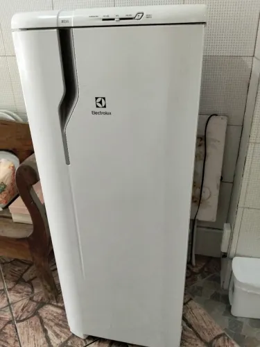Geladeira RE 31 Eletrolux. 240 litros