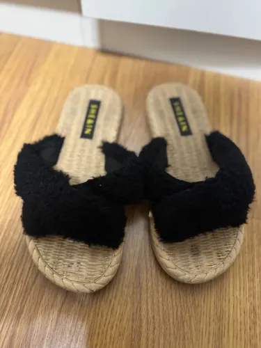Chinelo slip on de pelo 