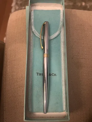Caneta thifanny original com caixa e saquinho originais em bom estado com pequenos riscos