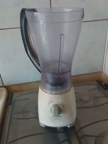 Liquidificador com copo Walita Liqmais funcionando 