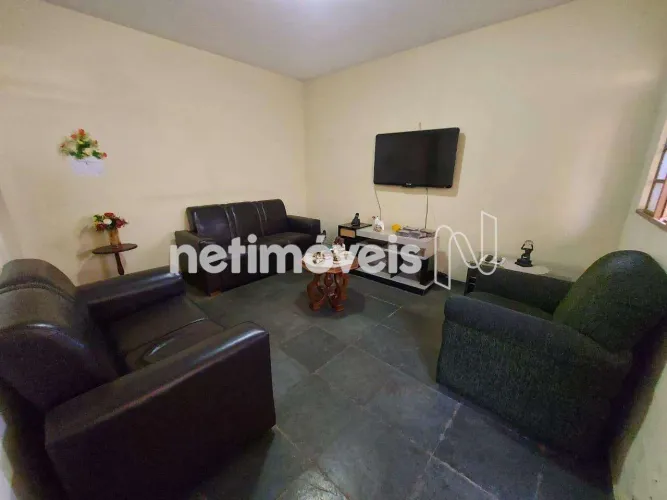 Casa geminada com entrada independente à venda no Coqueiros  2 Quartos e excelente localiz