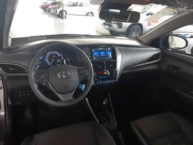 Alugue um Toyota Yaris Sedã - Sem Caução