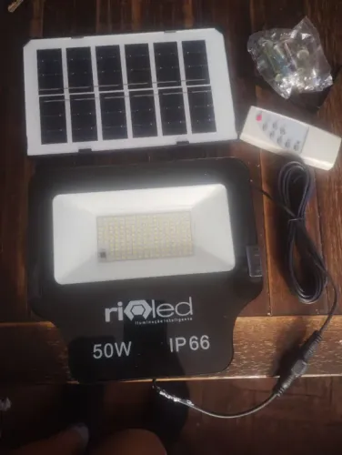 Refletor LED Solar 50W com Controle Remoto