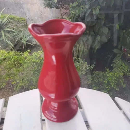 Vaso decorativo em cerâmica vermelha