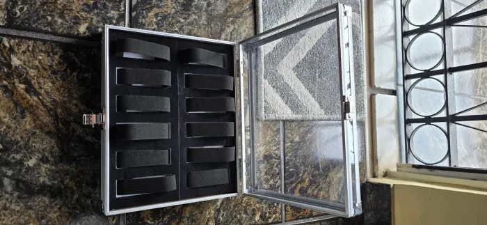 Maleta para 12 relógios em alumínio com tampa de vidro