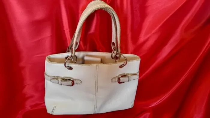 bolsa de couro legitimo tommy hilfinger cor branco, em perfeito estado