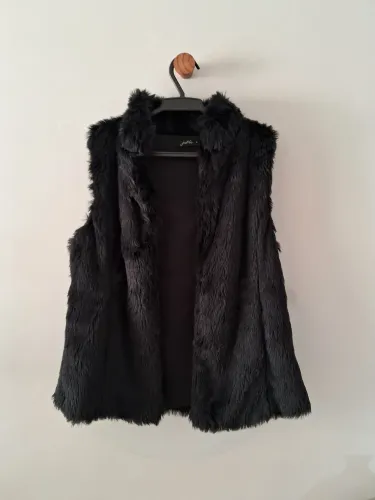 Colete Feminino em Pelo com bolsos e colchetes embutidos