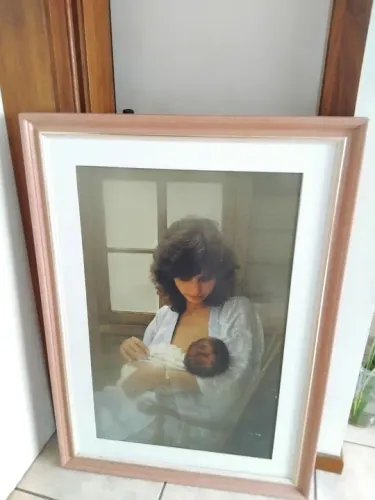 Quadro Decorativo Mãe e Bebê.  77x 1.07cm