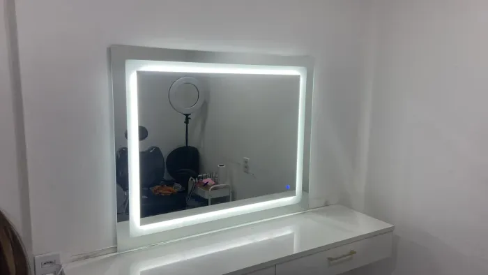 Espelho com iluminação LED