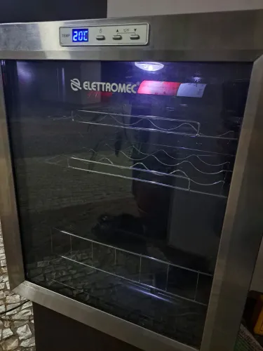 Adega de vinhos ELETTROMEC.
