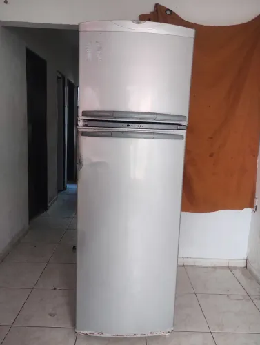 Geladeira pegando porém só conservando precisar trocar o gás e ajeita a porta 220