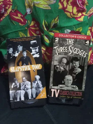 2 fitas VHS duplas importadas comédia antiga Chaplin 3 Patetas Irmãos Marx e mais