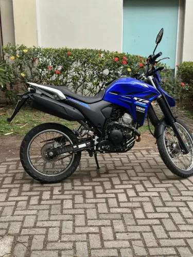 Moto Lander 2023 muito nova 