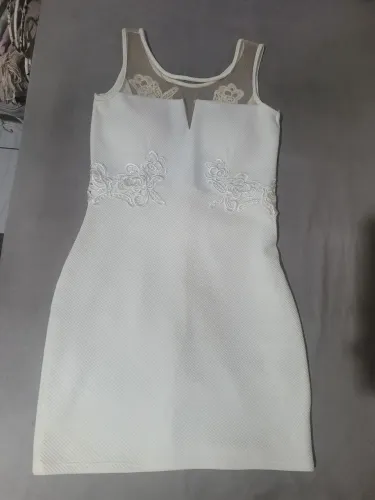 Vestido branco P curto com detalhes em renda