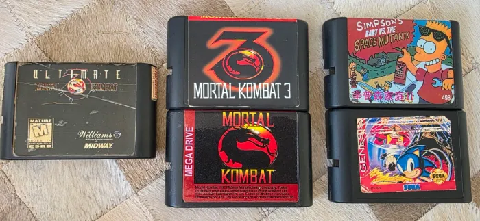 Cartuchos de Mega Drive e caixas de locadora