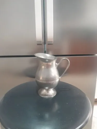 Jarra antiga fabricada em estanho 