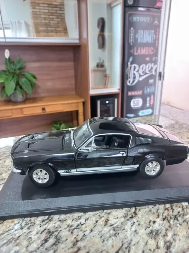 Miniatura do Ford mustang GTA escala 1:18
