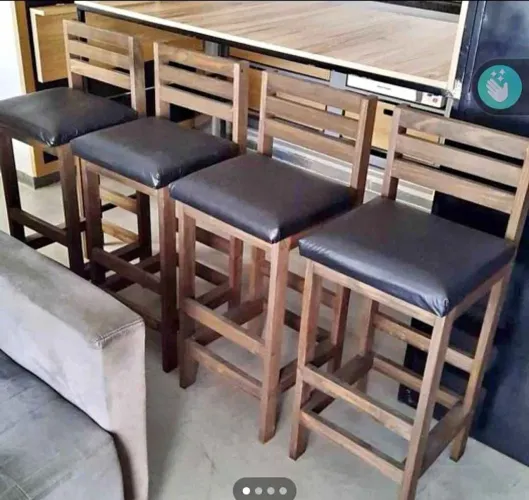 Banquetas de madeira com assento estofado