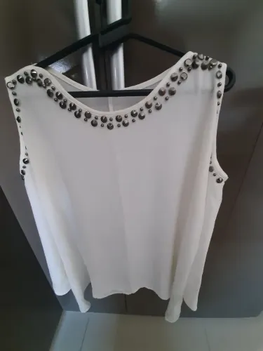 Blusa branca com detalhes em metal