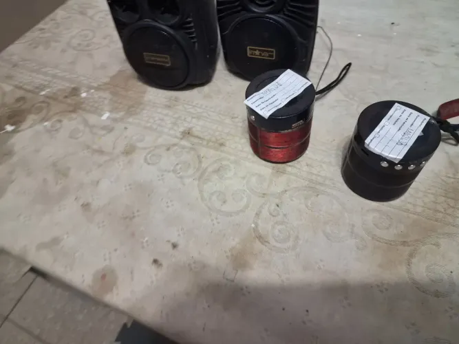 Caixas de Som Bluetooth Portátil na está funcionando. Serve para consertar ou retirada de