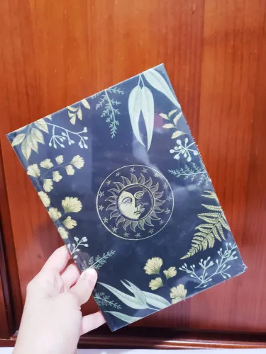 Caderno decorado com estampa floral e sol/lua