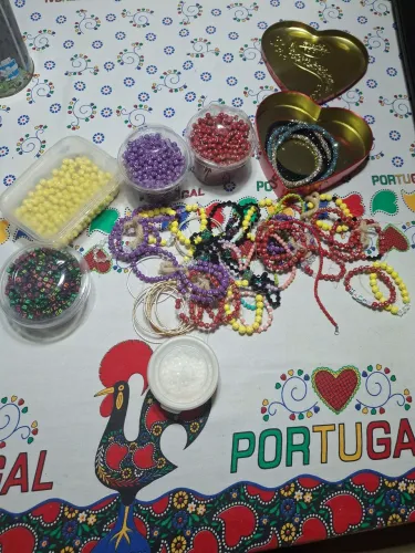 Pulseiras, miçangas, bijuterias, diversas