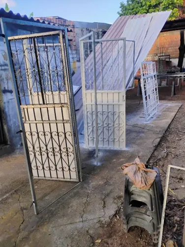 Portas de ferro com design clássico