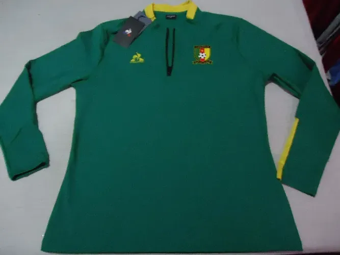 le coq sportif - blusa pré jogo de camarões - tam xxl (veste gg) - nova, na etiqueta