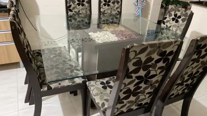 Mesa de Jantar em Madeira com Tampo de Vidro