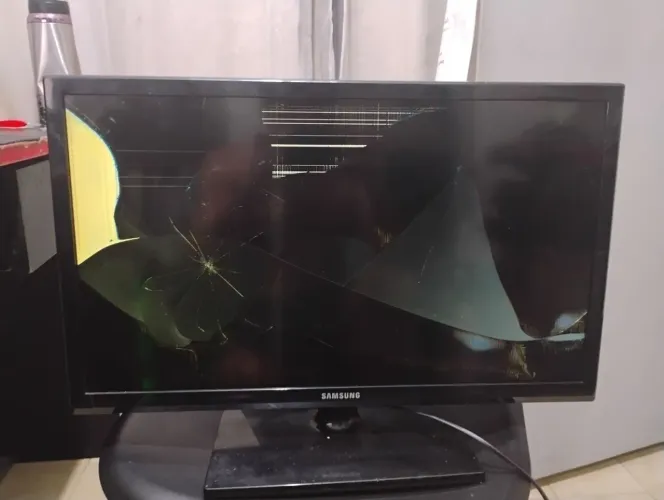 TV Led / Monitor 23,6" Samsung (tela quebrada)