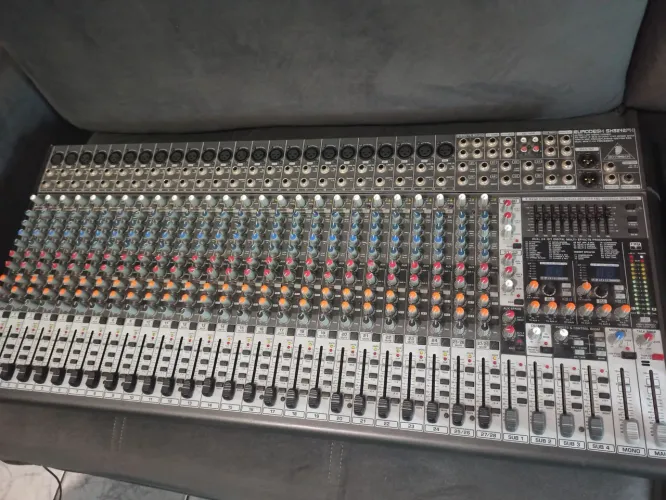 Mesa de Som Behringer Eurodesk SX3242FX 32 Canais