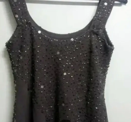 Blusa com canutilhos e paetês.
