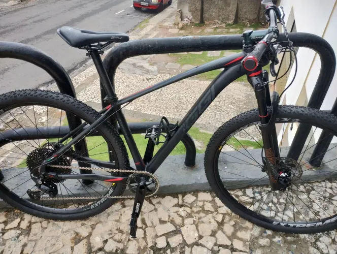 Bike OGGI 7.6 toda fechada Shimano 12 velocidades