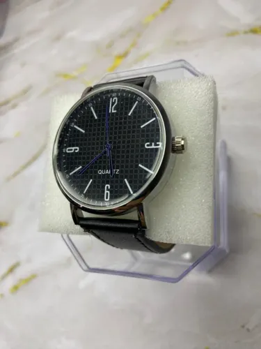 Relogio de Couro, Preto, ponteiros brilha azul neon, detalhes branco Masculino