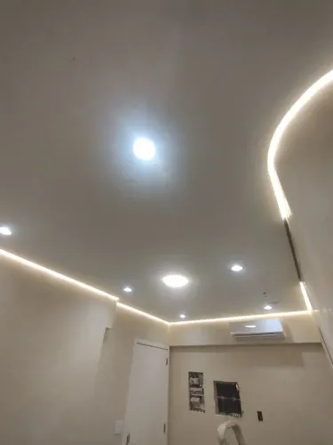 Teto com sanca e iluminação embutida