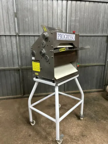 Laminadora de pizzas LP 45 Progresso Laminadoras de salgados e outros duplas laminação