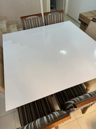 Mesa em madeira maciça e vidro branco - Venda urgente!