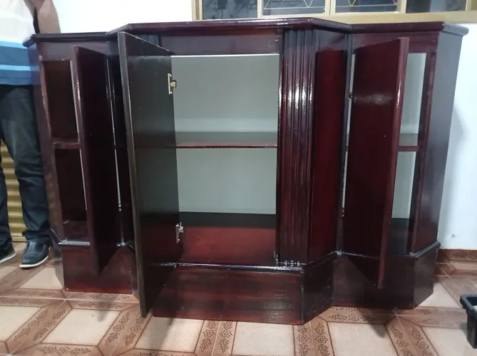 Armário tipo coopeira de madeira com 3 portas e prateleiras