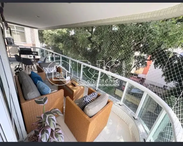 Apartamento, claro, arejado com uma ampla planta, totalmente modernizado.
