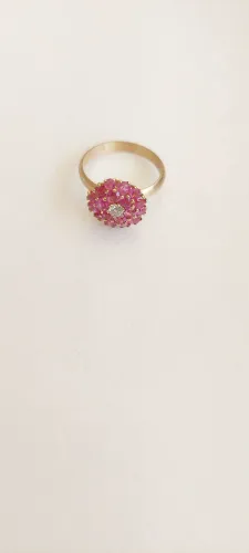 Anel de ouro amarelo modelo chuveiro redondo com Rubi e brilhante 