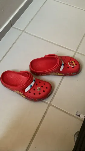 crocs do mcqueen, tamanho 36!!! obs: vendo apenas a crocs sem os jibbitz!!!!