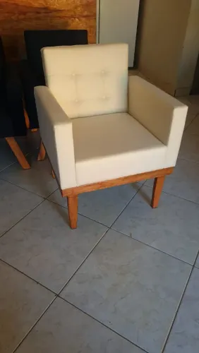 Poltrona direto da fábrica com base de madeira maciça, em até 10x sem juros