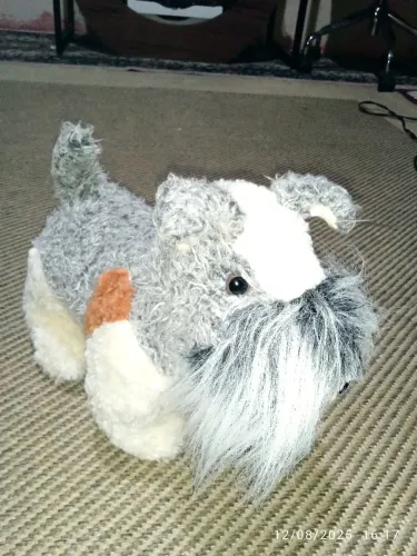 Cãozinho Schnauzer de pelúcia