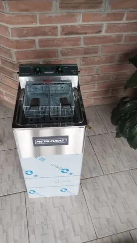 Fritadeira elétrica zona fria 8000W 15L óleo metalcubas - Marcos