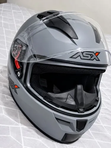 Capacete fechado asx com apenas 1 mês de uso em excelente estado. Tamanho 57/58