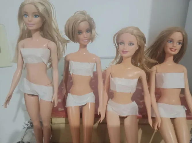 Bonecas Barbie com pequenas avarias