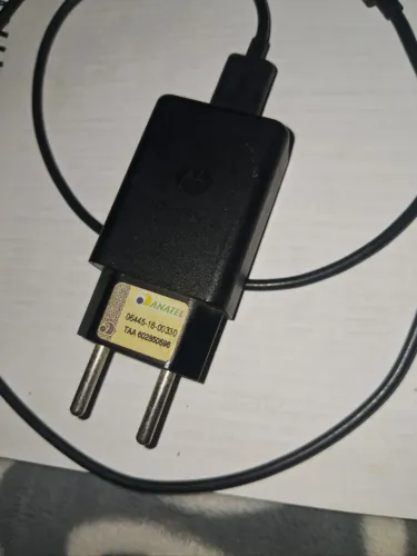 Carregador original Motorola com selo Anatel, ideal para manter seu celular sempre com bat